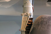 Laufrad, Lenker und Bremsrohrleitung am linken VDM-Luftfederbein der Bf 110 F-2
