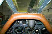 Cockpit mit Fahrtmesser, künstlicher Horizont, Variometer, Kompass und Ladedruckanzeige (v.l.) und Revi
