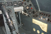 Rechter Fußraum mit Luft-Navigationskarte
