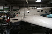 Blick über das Triebwerk der linken Tragfläche auf die Cockpitkanzel und den B-Stand
