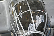 Schwenkbares Steuerhorn des Flugzeugführers unter der Verglasung der Cockpitkanzel
