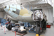 Ansicht der auf die Restaurierung wartenden CASA C-2-111.B (Lizenzbau der Heinkel He 111 H-16) im Imperial-War-Museums in Duxford
