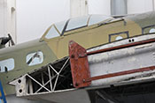 Tragflächenkonstruktion und B-Stand auf dem Rumpfrücken des Bombers
