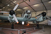 Frontansicht des zweimotorigen Kampfflugzeuges mit Blick auf das Cockpit und die Triebwerke
