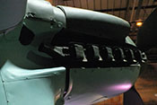 Flammendämpfer (Auspuffstutzen) des linken Jumo-211-Triebwerkes mit den ovalen Rohren zur Beheizung des Funkerschützenraumes
