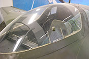 Cockpit der Me 163 B mit Panzerglasscheibe und Flugzeugführersitz
