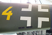 Balkenkreuz und taktische Nummer auf dem Rumpfhinterteil der Me 262 A-2a 
