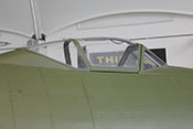 Dreiteiliger Windschutzaufbau des Cockpits
