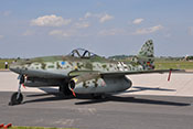 Die Messerschmitt Me 262 B-1a 'Schwalbe' im Sonnenschein auf dem Vorfeld
