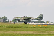 Die Me 262 nach der Flugvorführung beim Ausrollen auf der Landebahn
