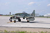 Schleppmechanik an der Me 262 welche im Sonnenschein auf dem Rollfeld wartet
