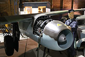 Darstellung von Wartungsarbeiten am Triebwerk Junkers Jumo 004B-1 der Me 262
