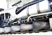 Abgasstutzen, Entstörrohr und Kühlmitteltank auf der rechten Seite des Flugzeugtriebwerkes DB 605 

