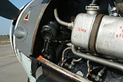 Dampfluftabscheider, Kühlmitteltank 'Glykol' und Kerzenstecker auf der linken Seite des Flugzeugtriebwerkes DB 605

