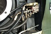 Hydraulikschnellkupplungen auf der linken Seite des Flugzeugtriebwerkes Daimler-Benz DB 605
