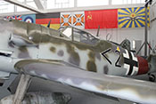 Blick über die linke Tragfläche auf den Rumpf der Messerschmitt Bf 109 G-14

