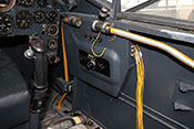 Sicherungskasten und Treibstoffleitung an der rechten Cockpitwand
