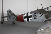 Rechte Rumpfseite des Jagdflugzeugs mit Balkenkreuz und Rumpfband
