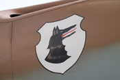 Wappen der III. Gruppe des Jagdgeschwaders 77 auf der rechten Triebwerkverkleidung
