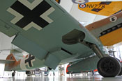 Blick unter die rechte Tragfläche der Messerschmitt Bf 109 G-2
