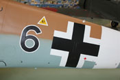 Schwarze 6 und Balkenkreuz auf dem seitlichen Flugzeugrumpf
