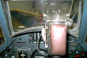 Reflexvisier und Schusszähler vor der Cockpitverglasung
