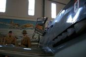 Geöffnete Cockpithaube und Blick auf den Kopfschutzpanzer mit Polsterung
