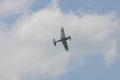 Beim Flug einer engen Linkskurve präsentiert die Bf 109 G-4 ihre Unterseite
