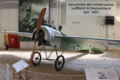 Fokker E.III mit einem synchronisierten Maschinengewehr - das erste deutsche Jagdflugzeug
