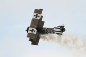Dreidecker Fokker Dr.I im Flug auf der Flying-Legends-Airshow in Duxford
