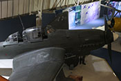 Blick auf das Cockpit und die Triebwerkverkleidung des Sturzkampfbombers
