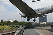 Douglas C-47 B Skytrain 'Rosinenbomber' über der Dachterrasse des Deutschen Technikmuseums Berlin
