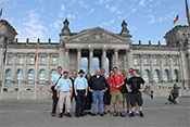 Bendwick, Widukind, Balthasar, Oxyd, Kran, Falkenberg, Qetzalcoatl, Dui, Gotha, Lebano, Jos und Yoda vor dem Reichstagsgebäude
