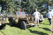 Badlego und Greif vor einem Willys Jeep der US-Army
