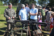 Greif und Dui vor einem Maschinengewehr 'MG 42'
