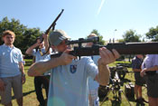 Greif hält einen Karabiner Mauser 98k mit Zielfernrohr (4 x Zeiss ZF42) im Anschlag
