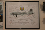 Profilzeichnung der Boeing B-17G 'Heaven Can Wait' mit Autogrammen von Veteranen der 100. US-Bombergruppe 'The Bloody Hundredth'
