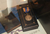Air Medal und das entsprechende Verleihungsetui
