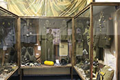 Uniformen und sonstige Ausstellungsstücke im Museum der Luftschlacht über dem Erzgebirge
