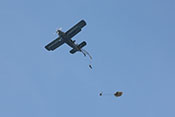 Fallschirmspringer beim Verlassen der Antonow An-2
