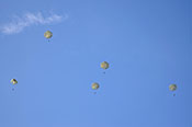 Fallschirmspringer über Kovarska
