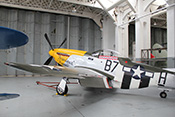 Jagdflugzeug P-51 Mustang 'Ferocious Frankie' im historischen Hangar
