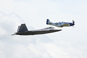 P-51D 'Mustang' 44-72216 Miss Helen und F22-A 'Raptor' in Formation
