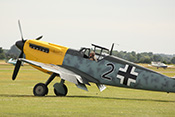 Pilot in gelbnasiger Hispano Buchon (Messerschmitt Bf109) - Schwarze 2
