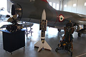 Bordradar, Raketen-Lenkwaffe und Schleudersitz vor dem Heck des F-104G Starfighters
