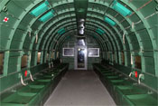 Frachtraum der Douglas C-47A mit Sitzplätzen für Fallschirmjäger

