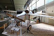 Schul- und Aufklärungsflugzeug Rumpler Taube, Erstflug 1910
