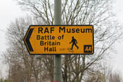 Wegweiser zum RAF-Museum an der U-Bahnstation Colindale
