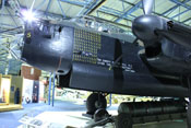 Markierungen für 137 geflogene Missionen am Bug und eine 12.000 Pfund schwere Luftmine unter der Lancaster
