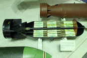 Zielmarkierungsbombe mit 200 einzelnen 'Kerzen' (Gewicht 1.000 Pfund)

